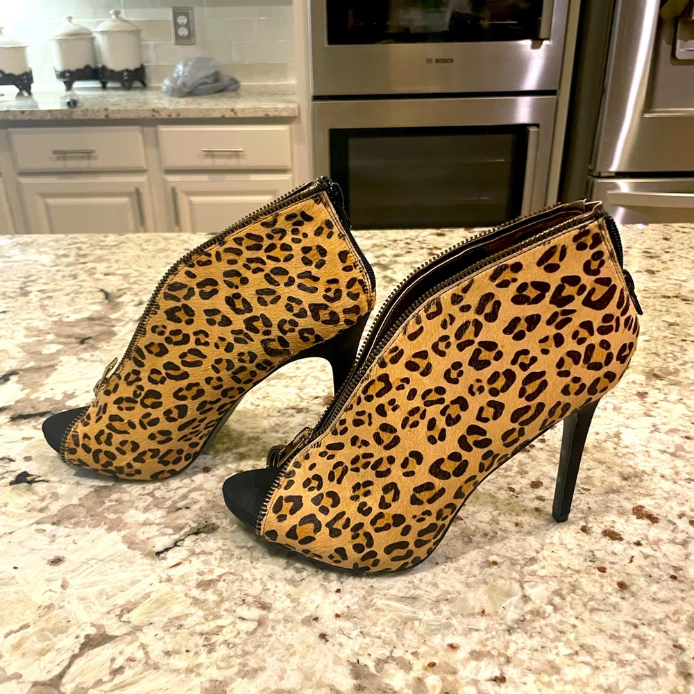 Carlos Santana Leopard print Zipper Heels 8.5